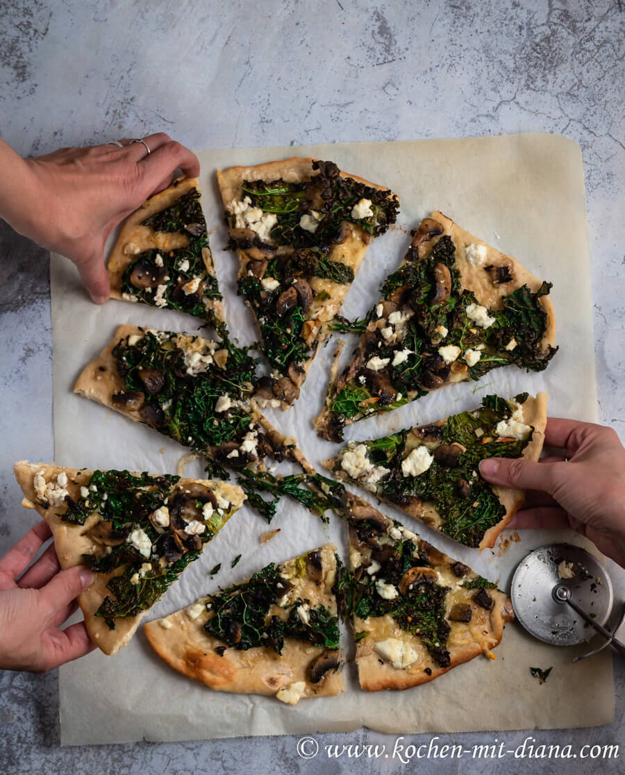 Pizza mit Grünkohl und Champignons