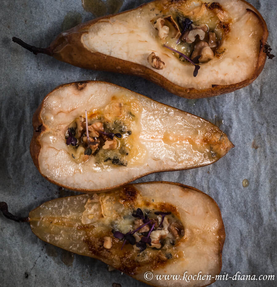 Gebackene Birne mit Blauschimmelkäse