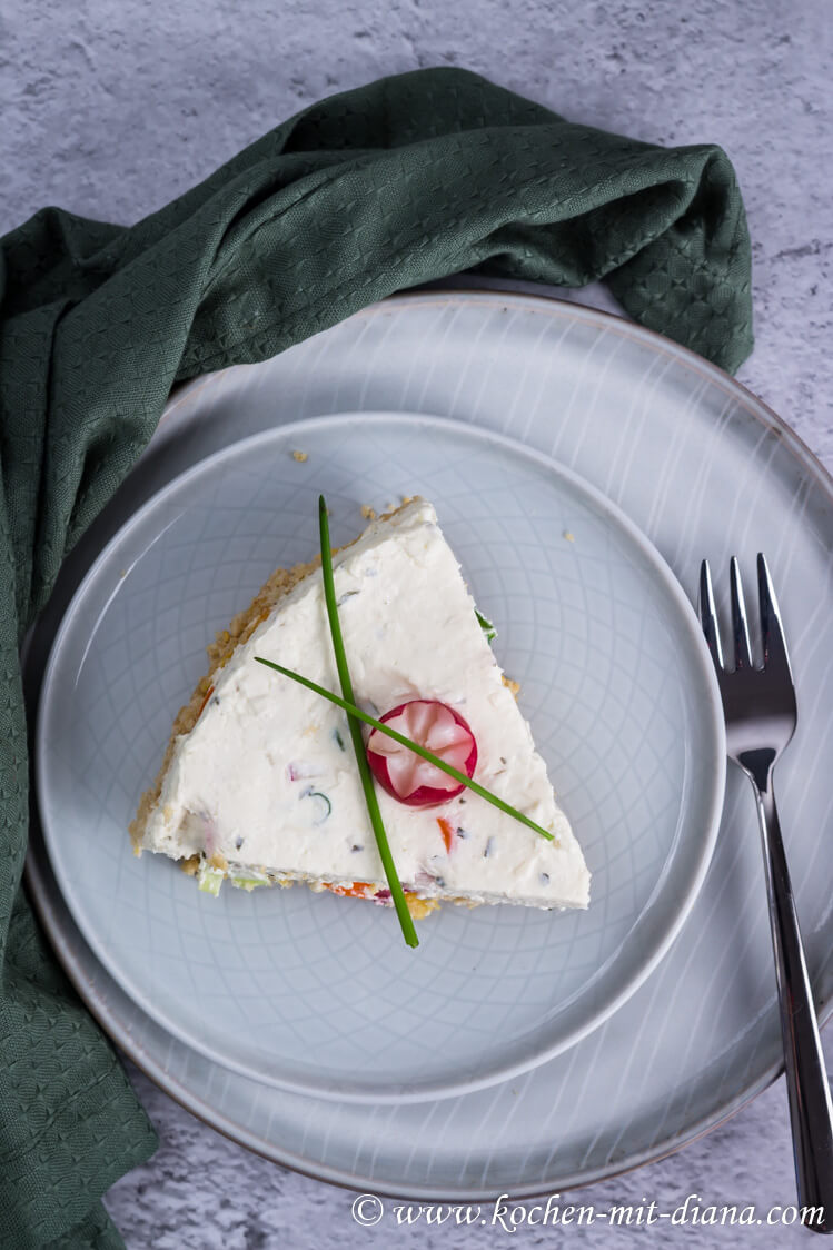 Herzhafter Cheesecake mit Radieschen und Frühlingszwiebeln