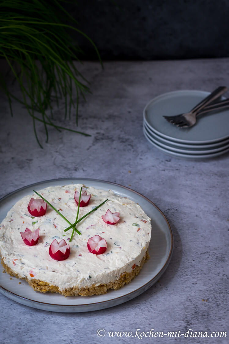 Herzhafter Cheesecake mit Radieschen und Frühlingszwiebeln