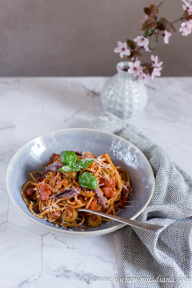 Pasta mit Oliven und Sardellen