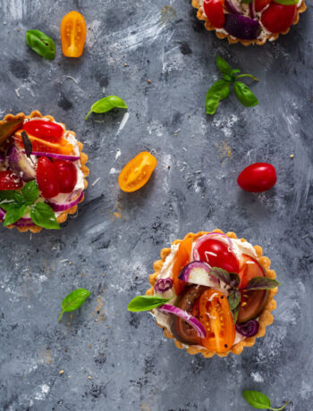 Tartelettes mit Frischkäse und Tomaten