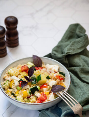 Couscous Salat mit Gemüse und Feta