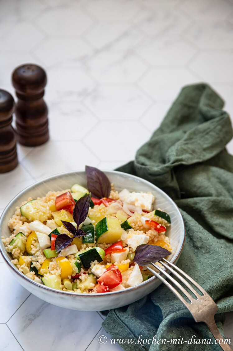 Couscous Salat mit Gemüse und Feta